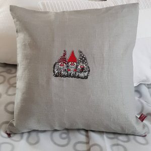 Leinenkissen mit Glücksbringer Wichtel