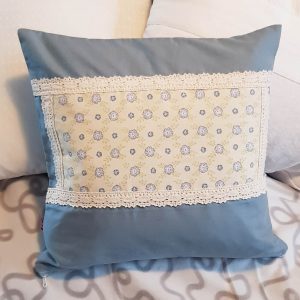 Blauer Kissenbezug mit Spitze
