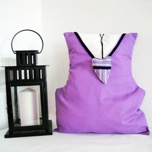 Lila Kuschelkissen aus bayerischer Tracht