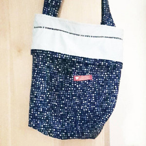 blaue Einkaufstasche mit Seitentasche