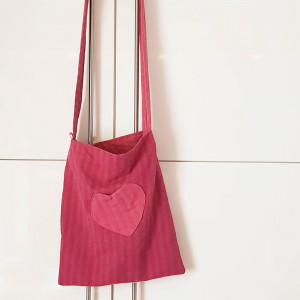 rote Stofftasche mit einem Herz