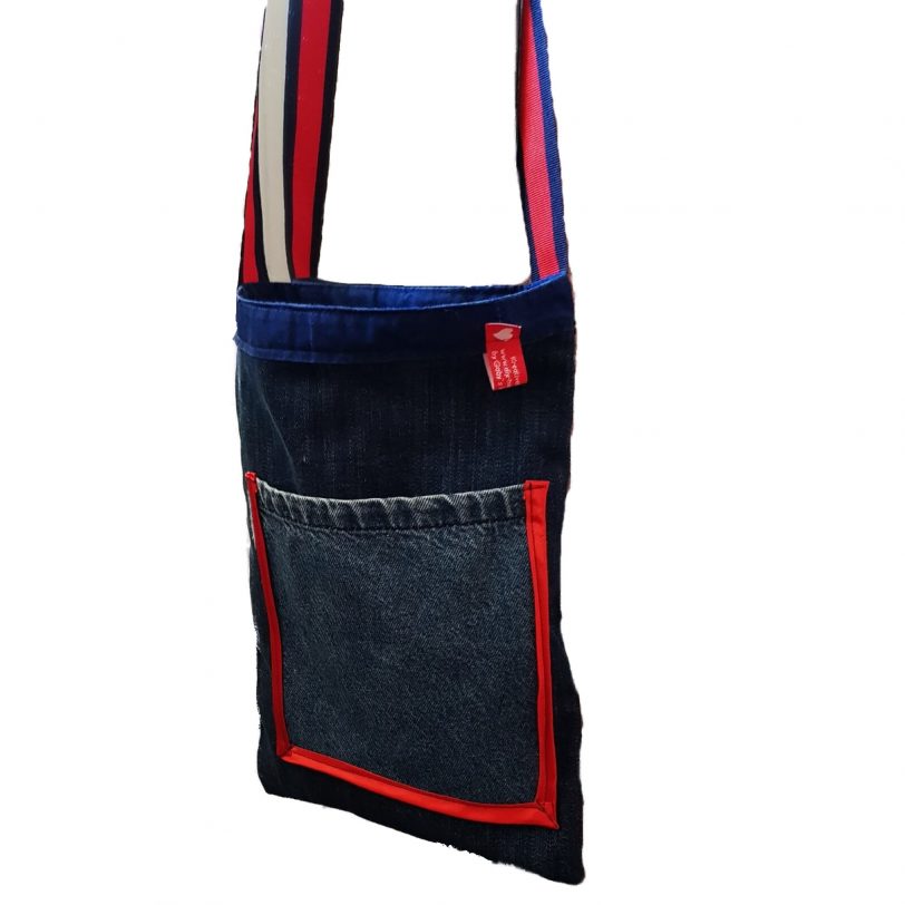 Kleine Jeanstasche aus Markenjeans
