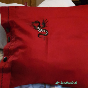 roter Kissenbezug schwarze Knöpfe
