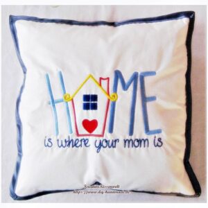 weißes Baumwollkissen blaues Satinband