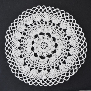 vintage, wollweiß rundes gehäkeltes Deckchen, 30 cm