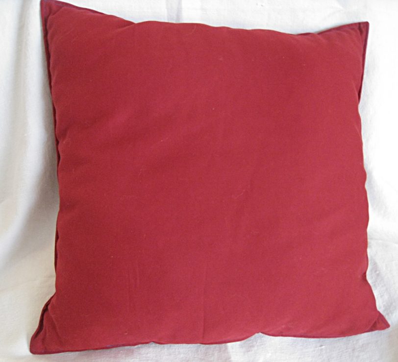 rotes Kuschelkissen Schmusekissen