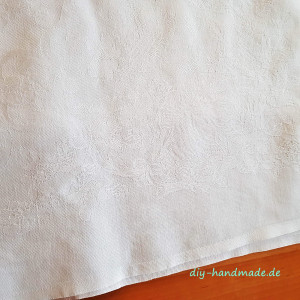 weiße Tischdecke mit Rosenmuster