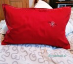 roter Kissenbezug bestickt, Ziernähte