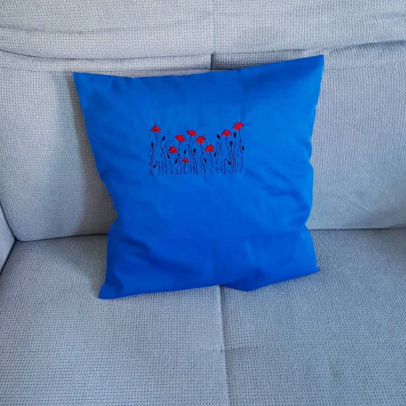 Unikat, blauer Kissenbezug bestickt