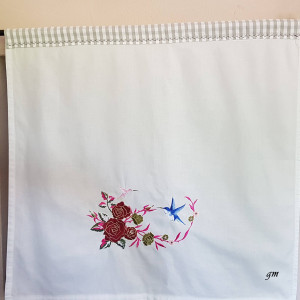 weiße Scheibengardine mit Rose