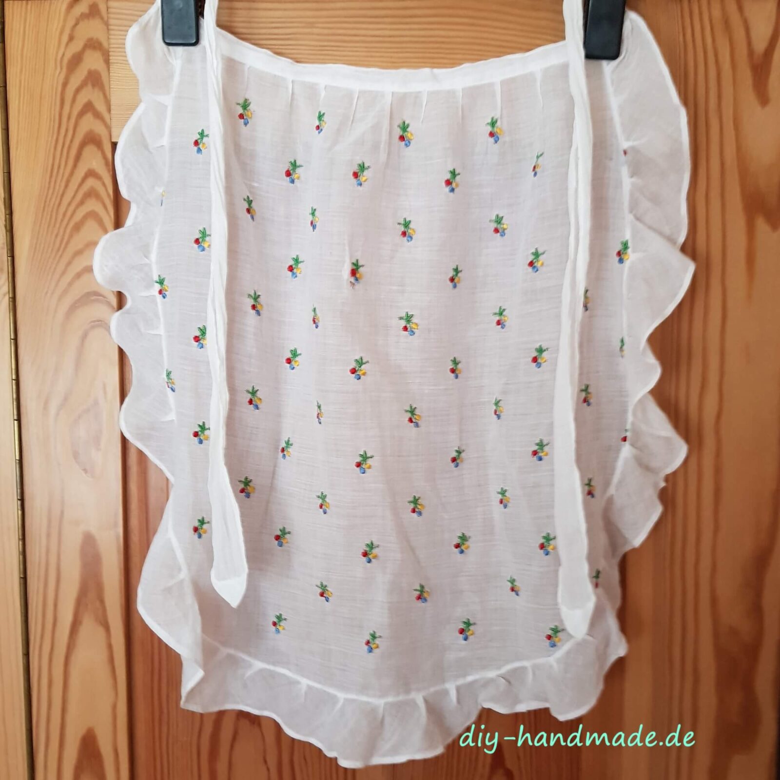 Kinderschürze bestickt, Sonntagsschürze