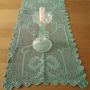 gehäkelter grüner Tischläufer Baumwolle