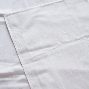 weiße Tischdecke mit Rosenmuster