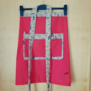 rote Halbschürze große Tasche