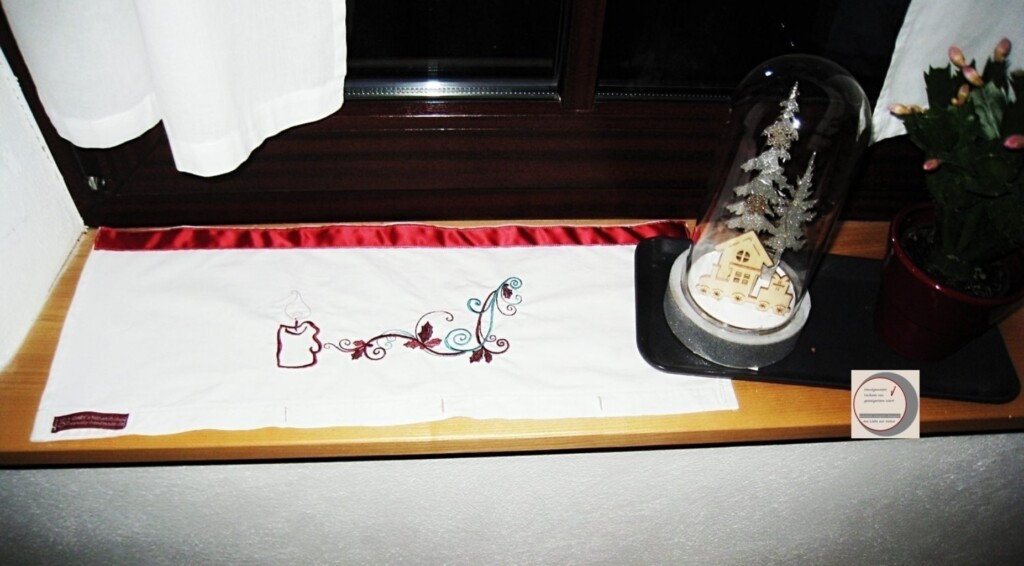 weihnachtlicher Tischläufer weiß mit rot