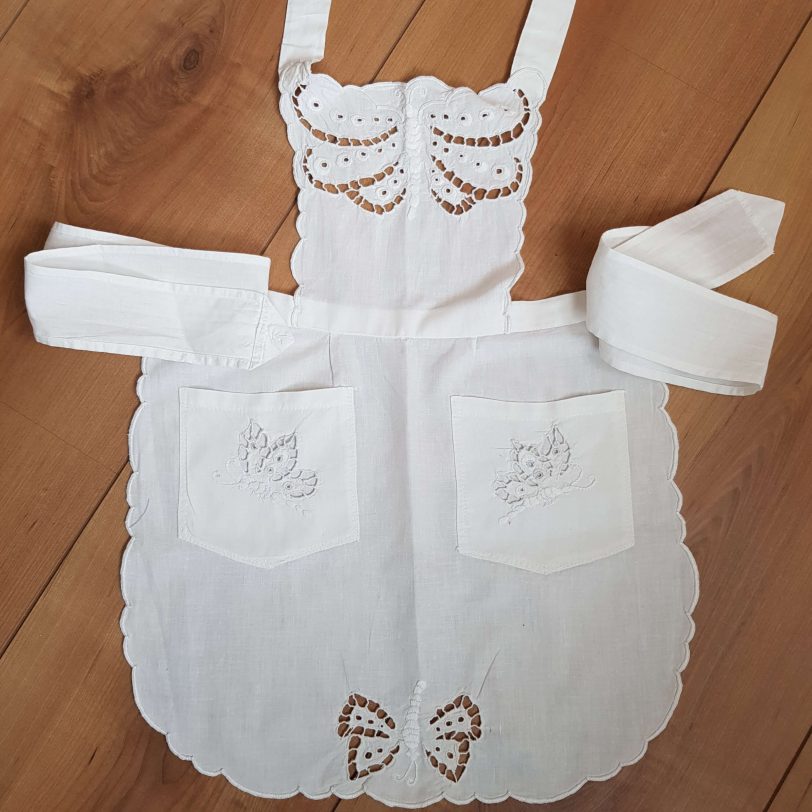 Schuerze vintage, Handarbeit, Lochstickerei