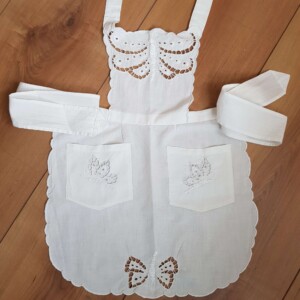 Schuerze vintage, Handarbeit, Lochstickerei