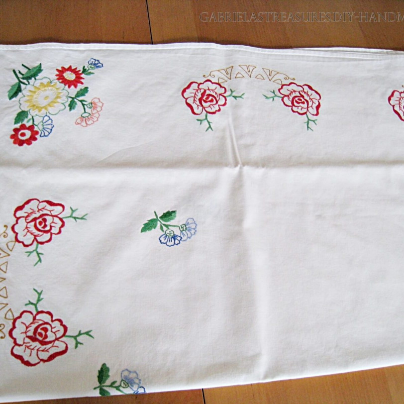 vintage handgestickte Tischdecke
