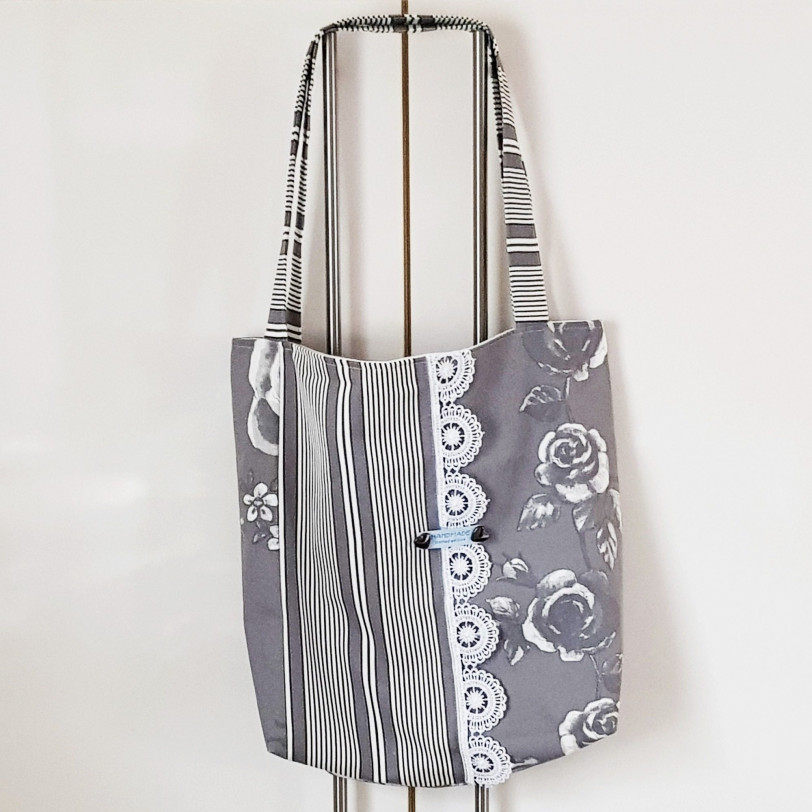 graue Stofftasche mit Rosen und Streifen