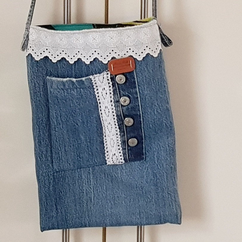 kleine Jeanstasche mit Außentasche