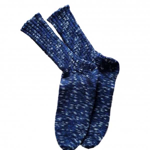 handgestrickte Wollsocken blau punkte (2)