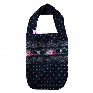 schwarze Stofftasche mit Rosenmuster