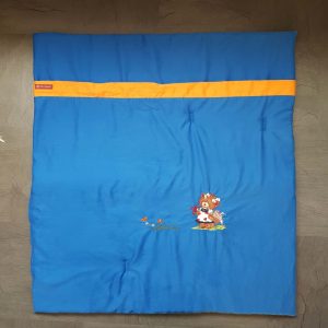 blaue Krabbeldecke bestickt, Spieldecke
