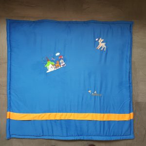 blaue Spieldecke mit Applikation
