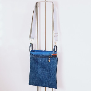 kleine Jeanstasche mit breitem Tragegurt
