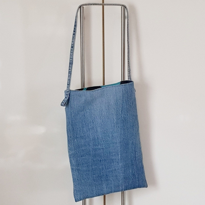 kleine Jeanstasche mit Außentasche