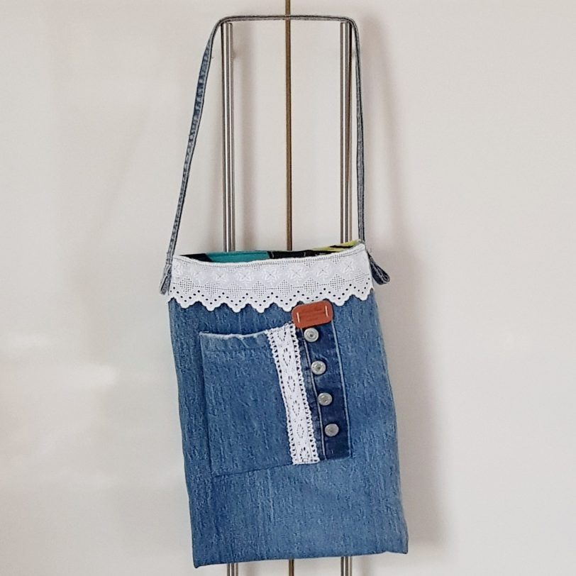 kleine Jeanstasche mit Außentasche