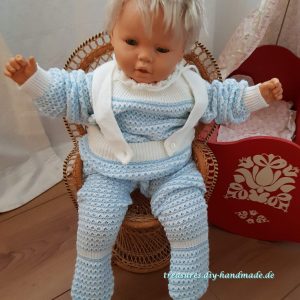 zweiteiliger Babyanzug gestrickt blau weiß Hose und Jäckchen