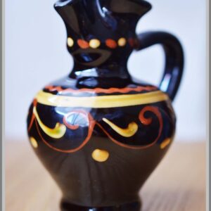 Plutzer, kleiner brauner Keramikkrug