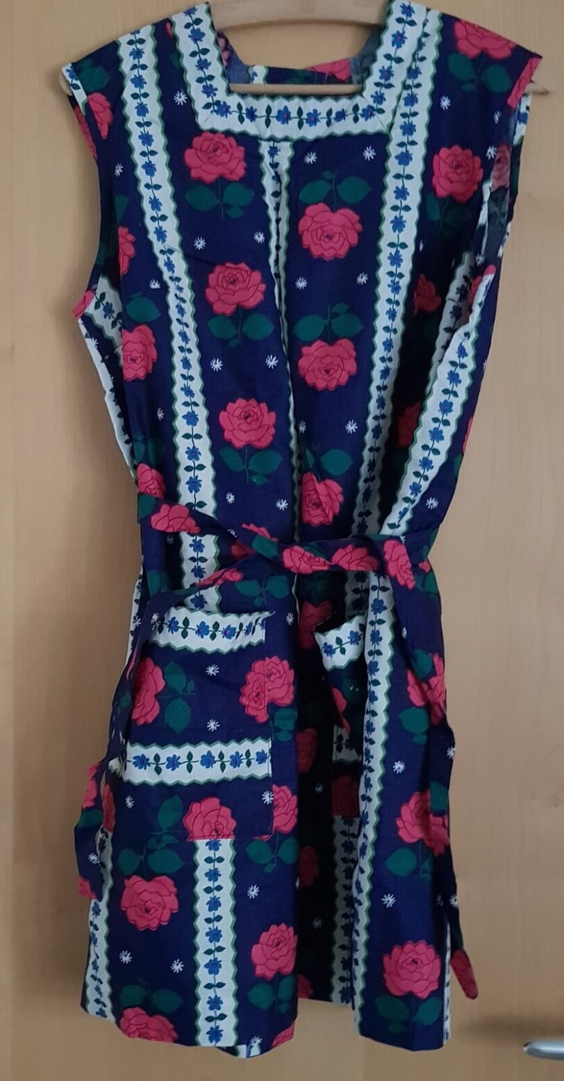 Vintage, handgemachte Kittelschürze aus den 70er Jahren, retro Stoff – Bild 4