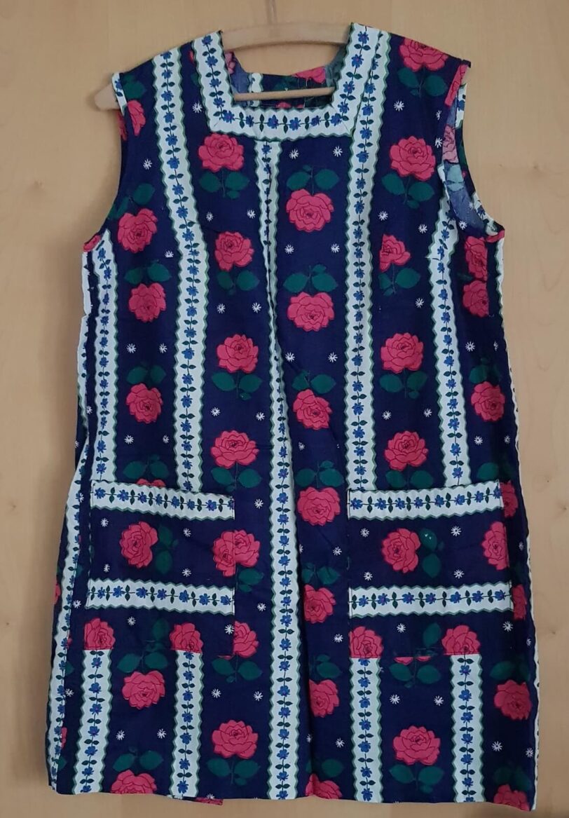 Vintage, handgemachte Kittelschürze aus den 70er Jahren, retro Stoff