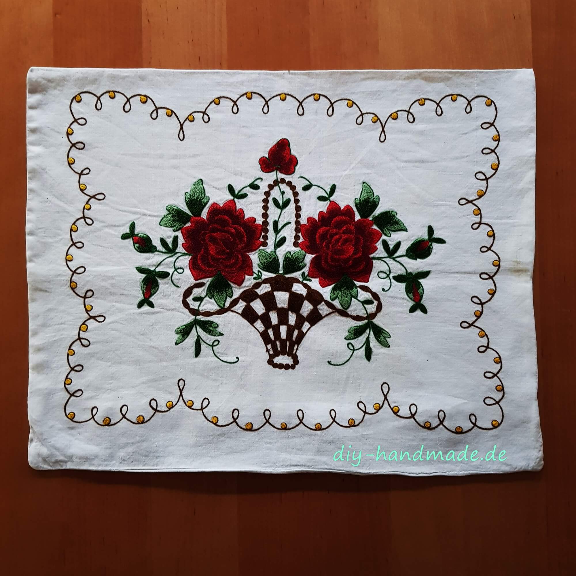 Vintage gestickter Sofakissenbezug mit Rosen