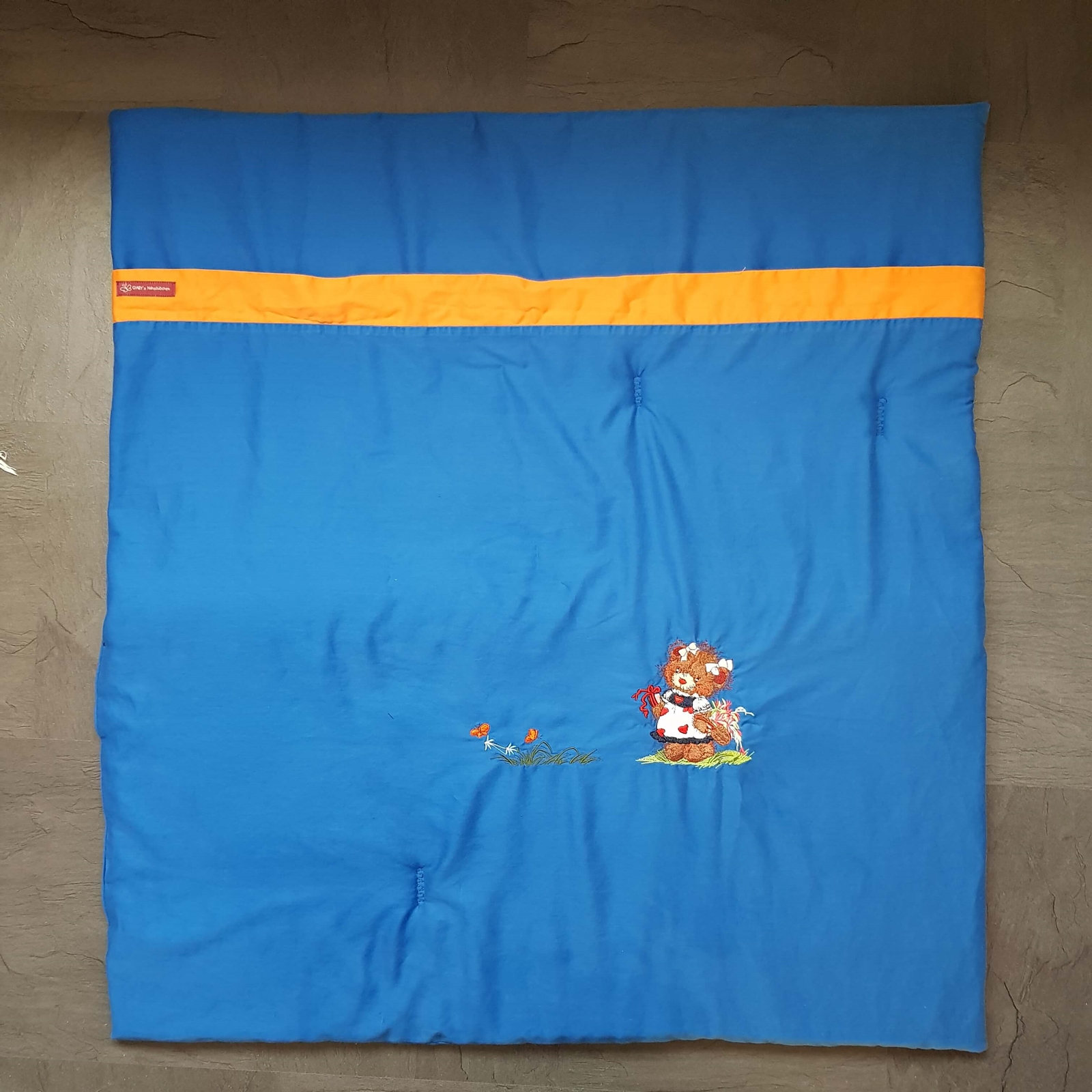 blaue Krabbeldecke bestickt, Spieldecke