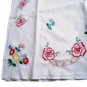 handgestickte Tischdecke