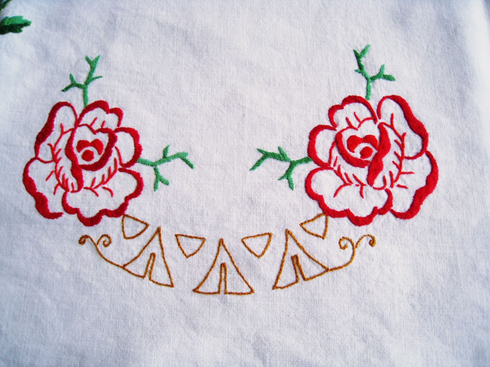 handgestickte Tischdecke