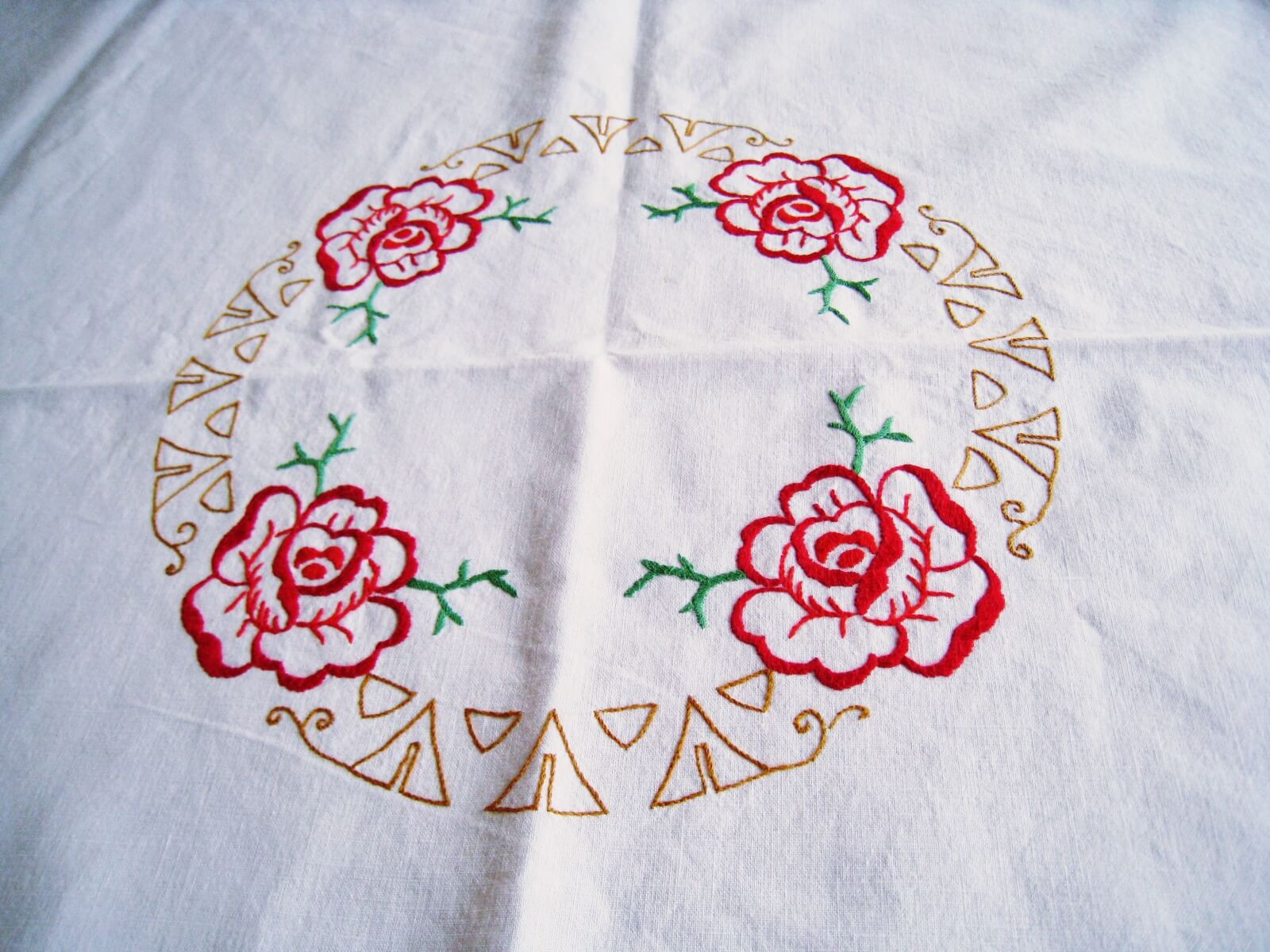 handgestickte Tischdecke