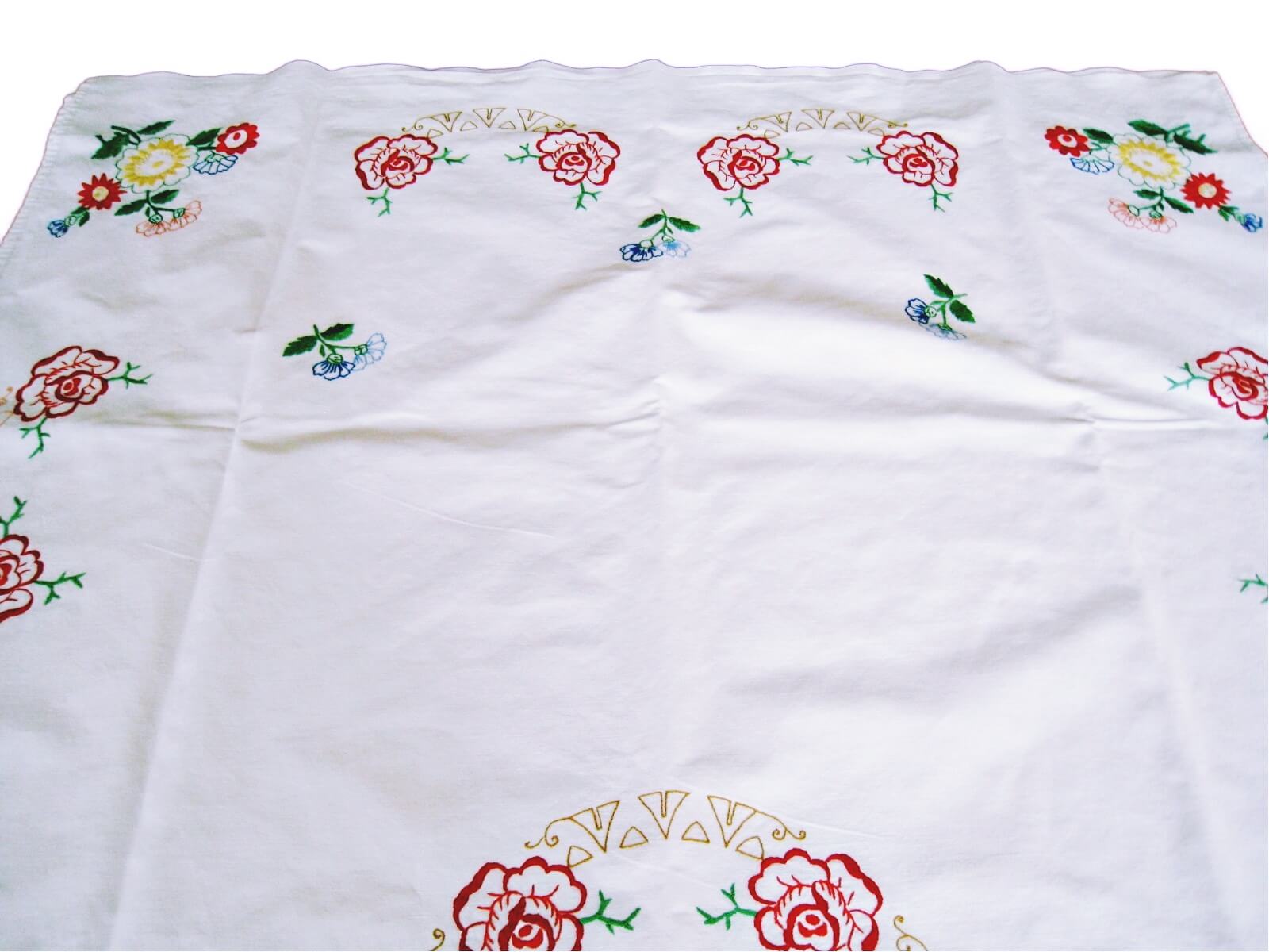 handgestickte Tischdecke